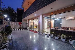 Fabhotel Divine & Banquet