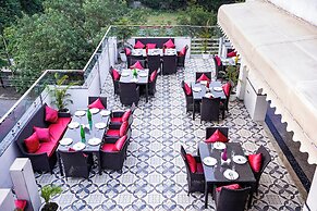 Fabhotel Divine & Banquet