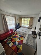 Room-charming London Guest Room With Gar