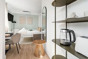 Arturo Soria Stays by Charming