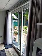 2-bedroom Guesthouse in Derby City, Parking, Wi-fi