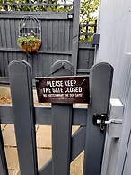 2-bedroom Guesthouse in Derby City, Parking, Wi-fi