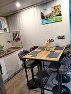 2-bedroom Guesthouse in Derby City, Parking, Wi-fi