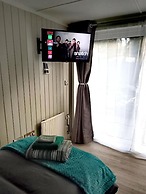 2-bedroom Guesthouse in Derby City, Parking, Wi-fi