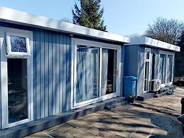 2-bedroom Guesthouse in Derby City, Parking, Wi-fi