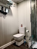 2-bedroom Guesthouse in Derby City, Parking, Wi-fi