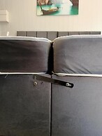 2-bedroom Guesthouse in Derby City, Parking, Wi-fi