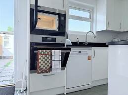 Fountain House-sleeps 5-central Dagenham-parking