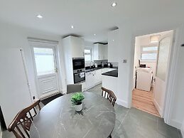 Fountain House-sleeps 5-central Dagenham-parking