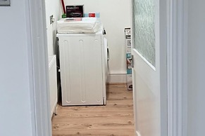 Fountain House-sleeps 5-central Dagenham-parking
