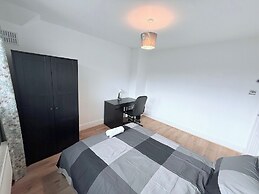 Fountain House-sleeps 5-central Dagenham-parking