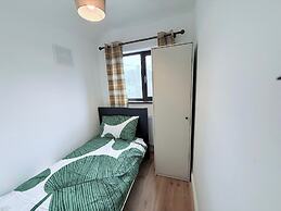 Fountain House-sleeps 5-central Dagenham-parking