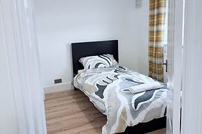 Fountain House-sleeps 5-central Dagenham-parking