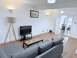 Fountain House-sleeps 5-central Dagenham-parking
