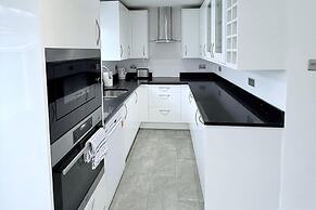 Fountain House-sleeps 5-central Dagenham-parking