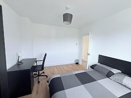 Fountain House-sleeps 5-central Dagenham-parking
