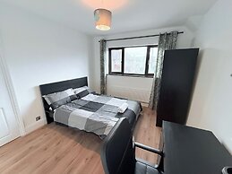 Fountain House-sleeps 5-central Dagenham-parking