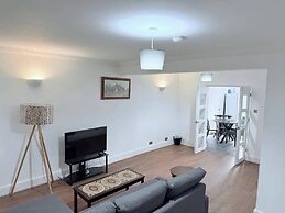 Fountain House-sleeps 5-central Dagenham-parking