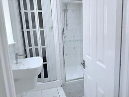 Fountain House-sleeps 5-central Dagenham-parking
