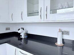 Fountain House-sleeps 5-central Dagenham-parking