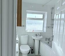 Fountain House-sleeps 5-central Dagenham-parking