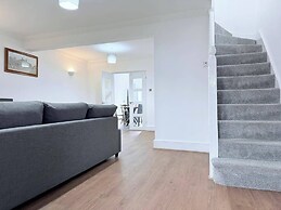 Fountain House-sleeps 5-central Dagenham-parking