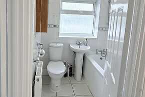 Fountain House-sleeps 5-central Dagenham-parking