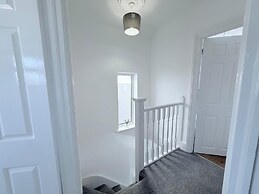 Fountain House-sleeps 5-central Dagenham-parking