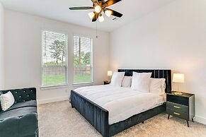 Patio & Pool Access: Family Home in Tomball