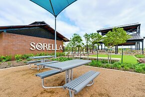 Patio & Pool Access: Family Home in Tomball