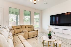 Patio & Pool Access: Family Home in Tomball