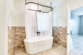 10 Mi to Dtwn Austin: Family Home w/ Communal Pool