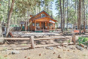 1 Mi to Rainbow Lake: Forest-view Sanctuary!