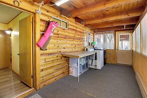1 Mi to Rainbow Lake: Forest-view Sanctuary!