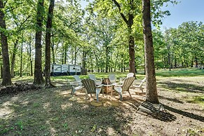 Walk to Restaurants: Hot Tub Haven in Broken Bow!