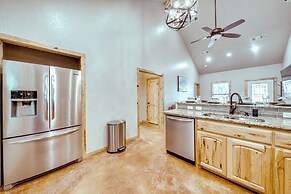 Walk to Restaurants: Hot Tub Haven in Broken Bow!