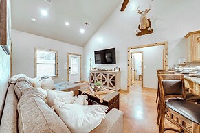 Walk to Restaurants: Hot Tub Haven in Broken Bow!
