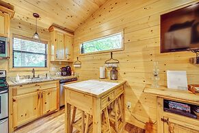 3 Mi to Beavers Bend State Park: Hot Tub Haven!