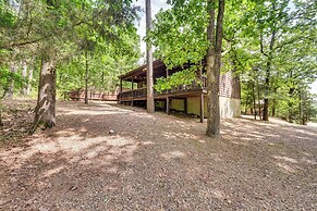 3 Mi to Beavers Bend State Park: Hot Tub Haven!