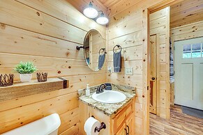 3 Mi to Beavers Bend State Park: Hot Tub Haven!