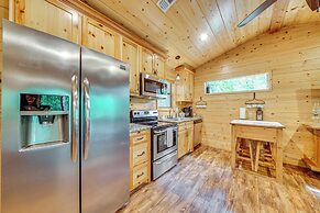 3 Mi to Beavers Bend State Park: Hot Tub Haven!