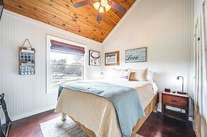 8 Mi to Dtwn Wimberley: Cabin Retreat on 5 Acres!