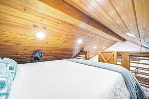 8 Mi to Dtwn Wimberley: Cabin Retreat on 5 Acres!