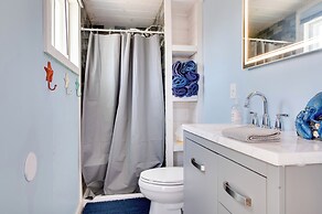 Near Beach & Downtown: York Cottage w/ Yard!