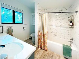 Modern Yosemite Cabin, 15min Bass Lake, Sleeps 8