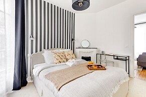 Chic 1BR by Eiffel Tower & Champ de Mars