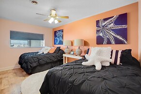 Harbour Island 402m 2 Bedroom Condo