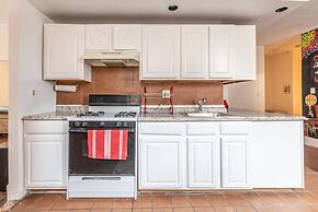 5 Bedroom 2 Bath Full Floor Midtown
