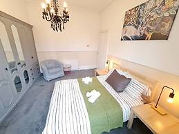 Large 3 Bed Flat Free Parking