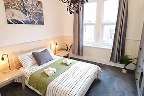 Large 3 Bed Flat Free Parking